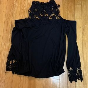 🌷3/$25🌷 Ladies cold shoulder top